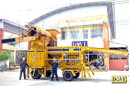 Portable wash plant with DOVE Technicians in the factory